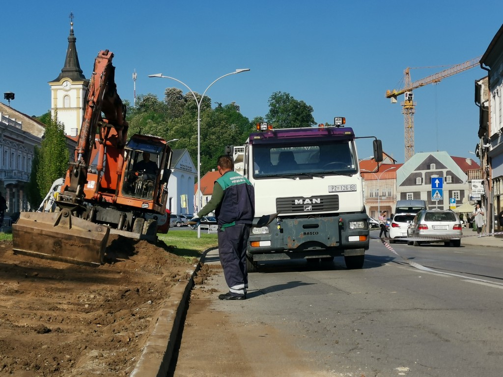 U tijeku rekonstrukcija zelene površine ispred zgrade Požeške biskupije