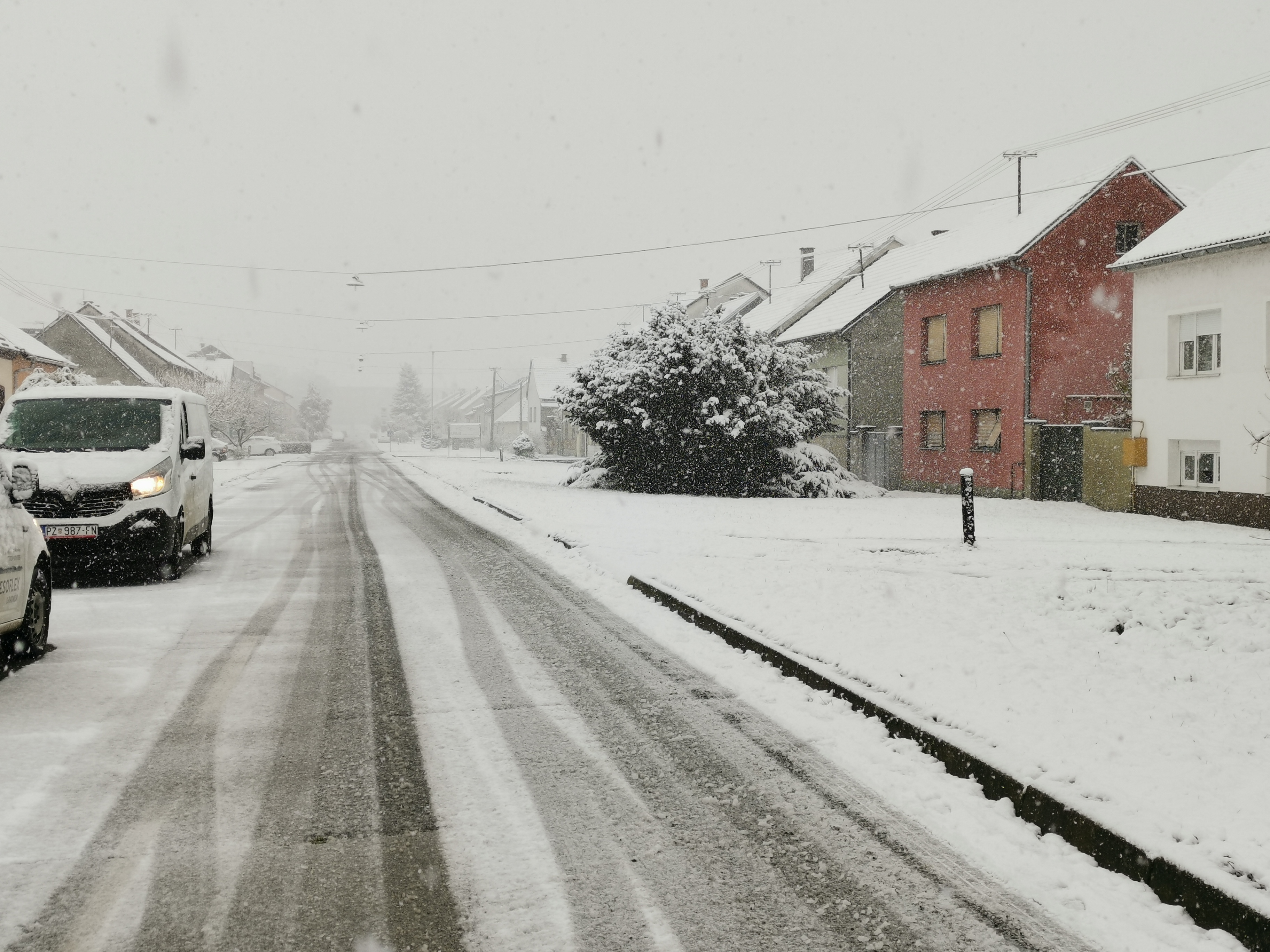 Snijeg zabijelio Požeštinu: Zimska služba na terenu