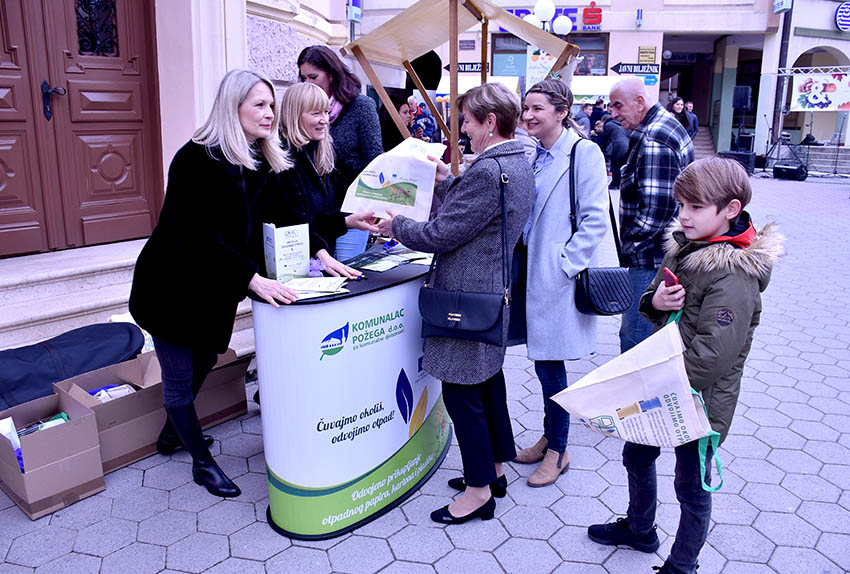 Edukativni štand u pješačkoj zoni: Korisni otpad uskoro će se sakupljati novim, dvokomornim vozilom