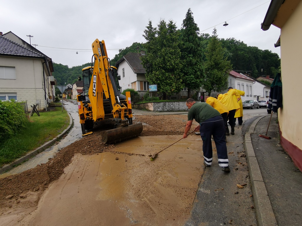 Djelatnici Komunalca saniraju posljedice nevremena u gradu Požegi