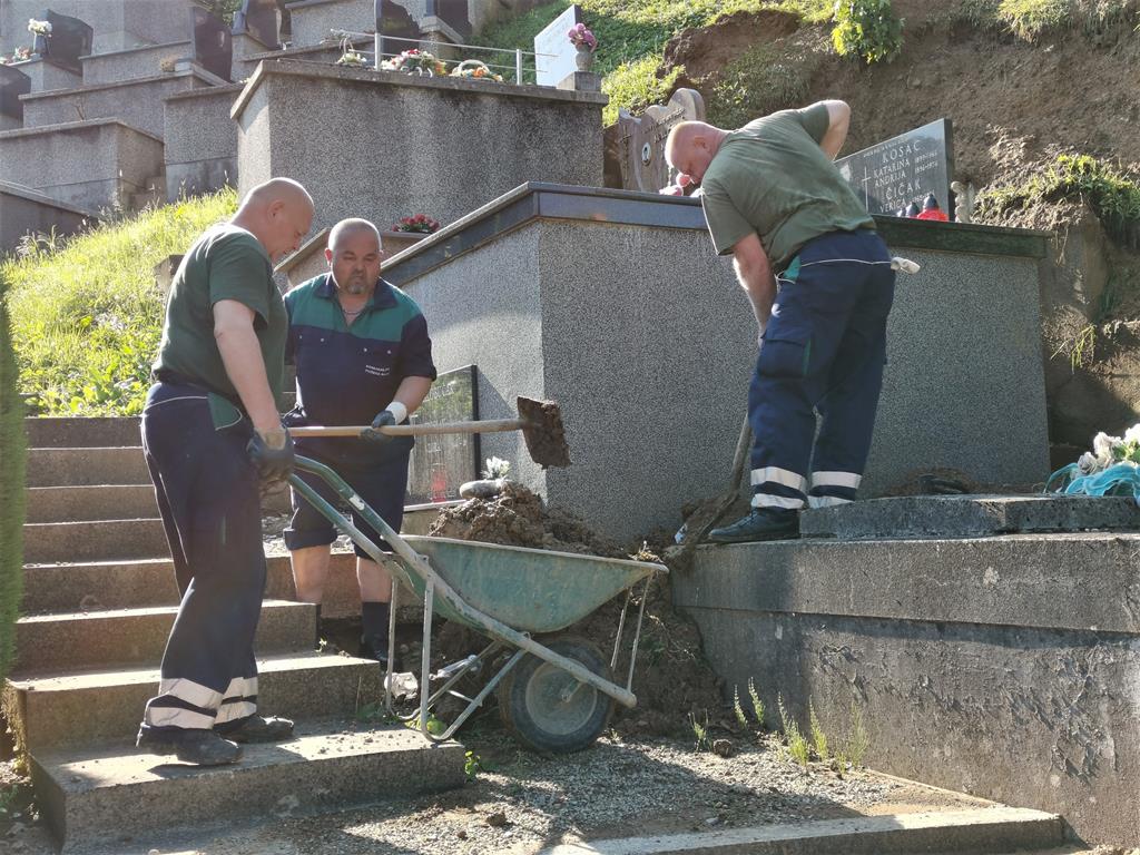 Čišćenje odrona zemlje na Groblju sv. Elizabete