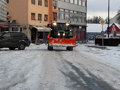 Požeštinu zabijelio prvi ovosezonski snijeg, ekipe zimske službe od jutros su na terenu