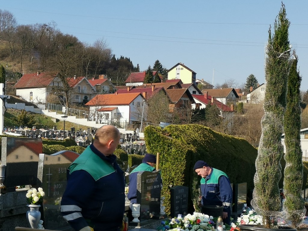 U tijeku je sadnja stabala na grobljima; kreće i uređenje cvjetnih gredica i travnjaka