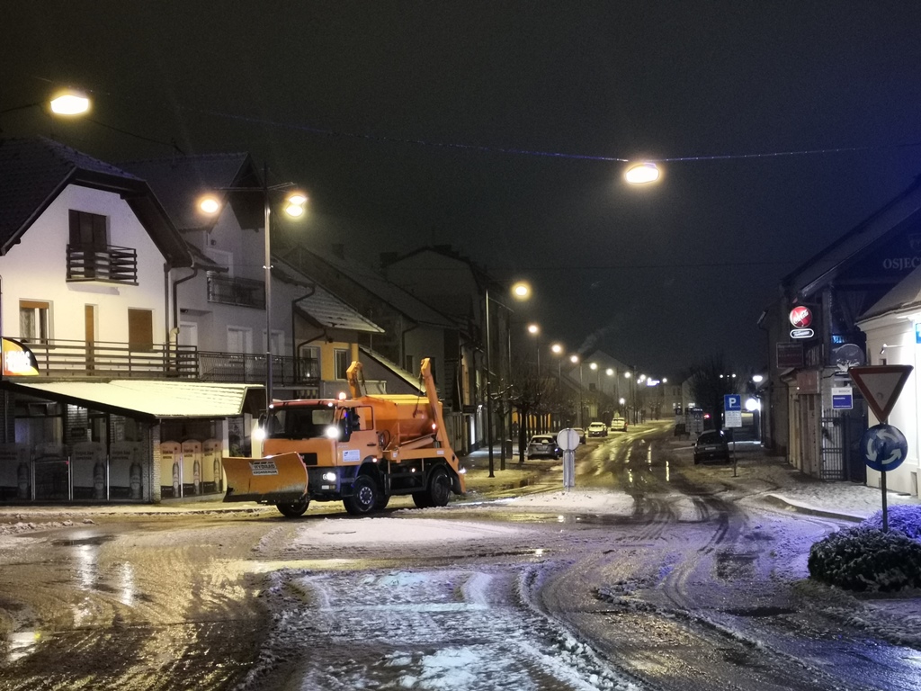 Snijeg zabijelio Požeštinu; zimska služba na terenu