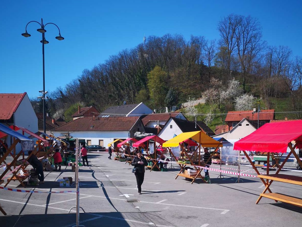 Požeška tržnica počela s radom; štandovi za prodaju postavljeni na parkiralištu iza Gradske kuće